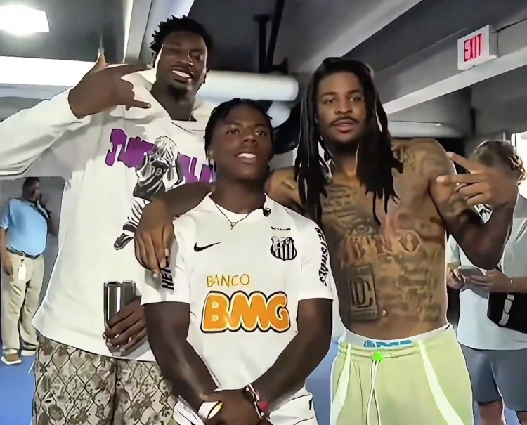 星空体育官方入口-甲亢哥巧遇莫兰特与小贾伦，手持三折叠尽显球迷热情